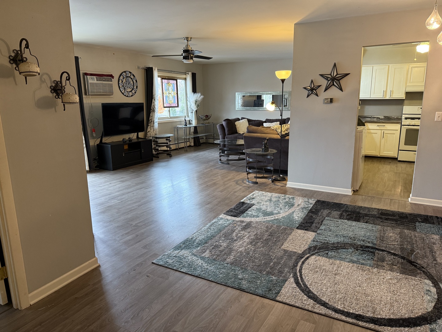 5725 Holmes Avenue #15, Clarendon Hills, IL 60514