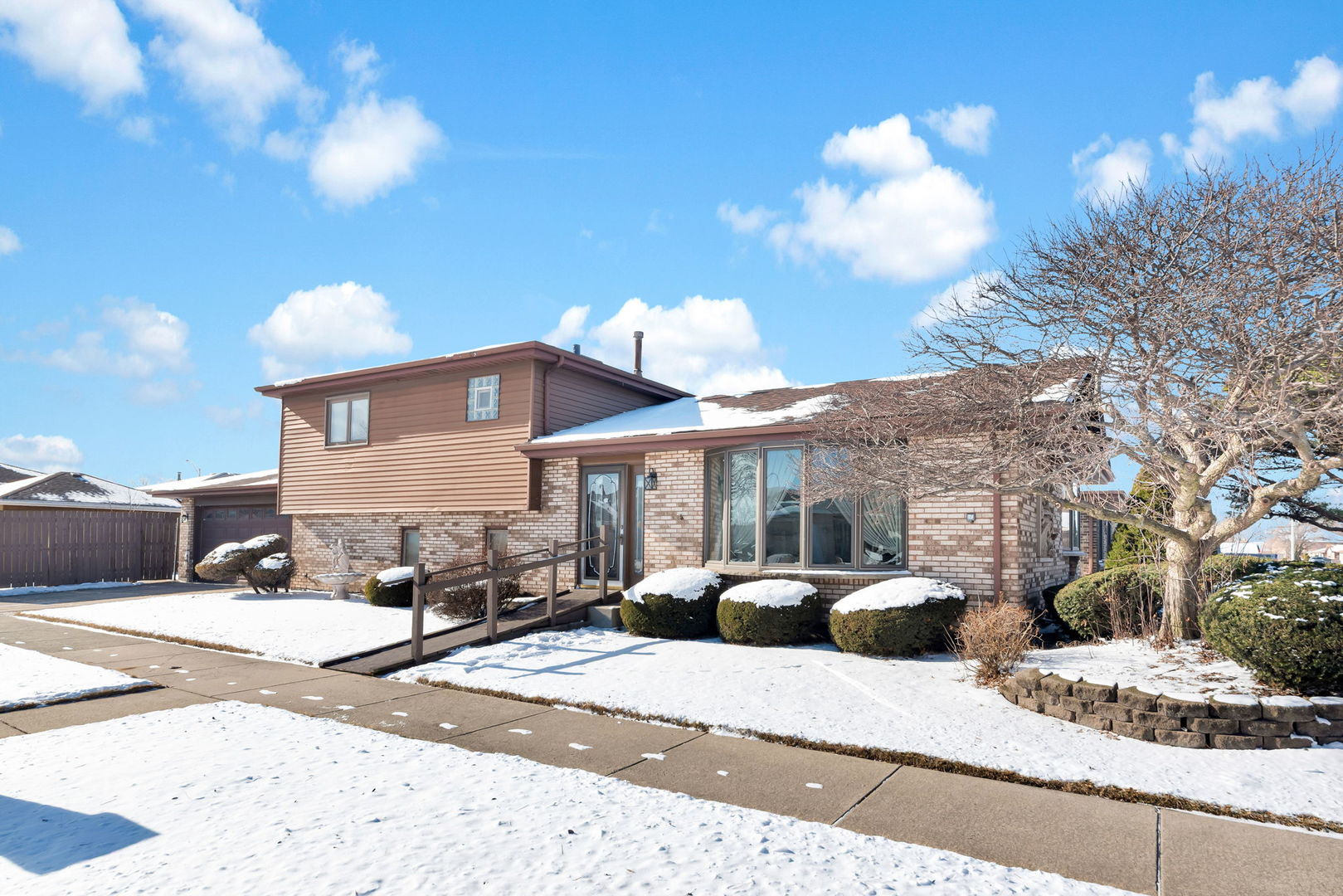 5841 W 75th Place, Burbank, IL 60459