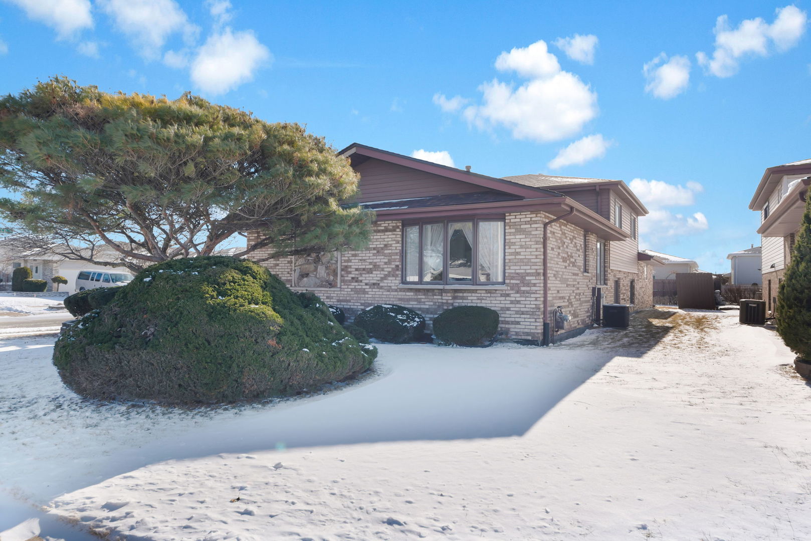 5841 W 75th Place, Burbank, IL 60459