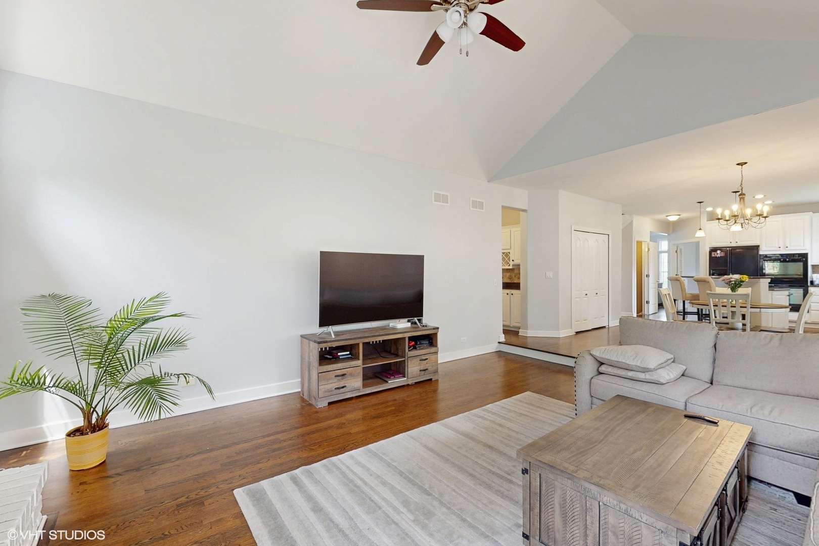 3432 Redwing Drive, Naperville, IL 60564