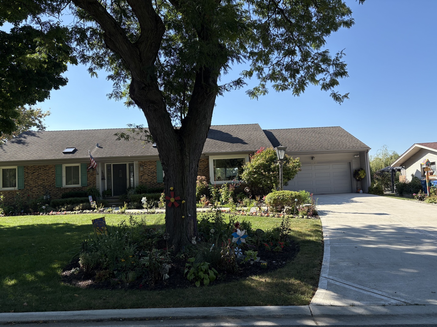 2830 S Briarwood Drive, Arlington Heights, IL 60005