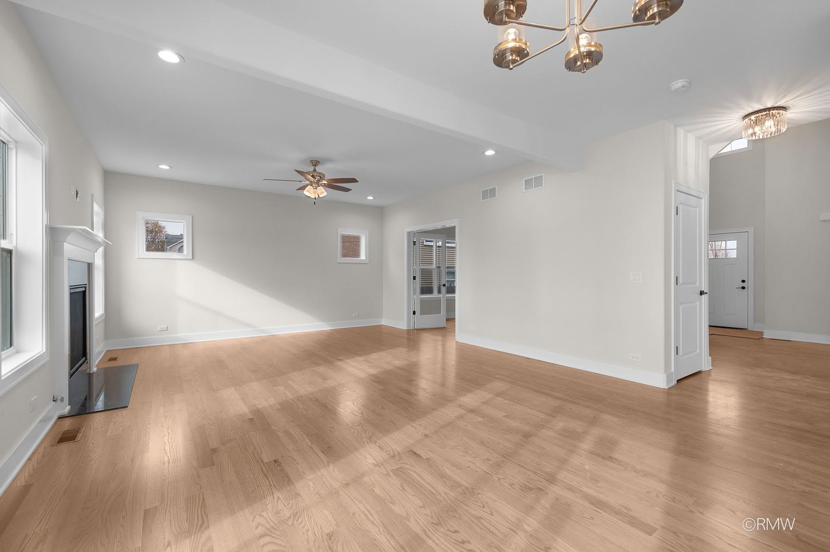 25W275 Doris Avenue, Carol Stream, IL 60188