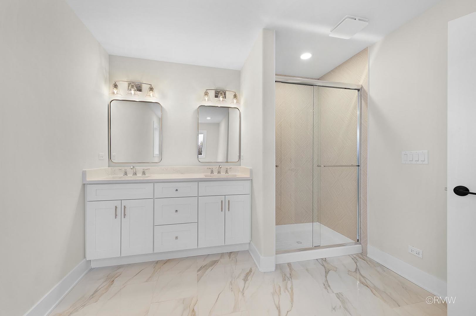 25W275 Doris Avenue, Carol Stream, IL 60188