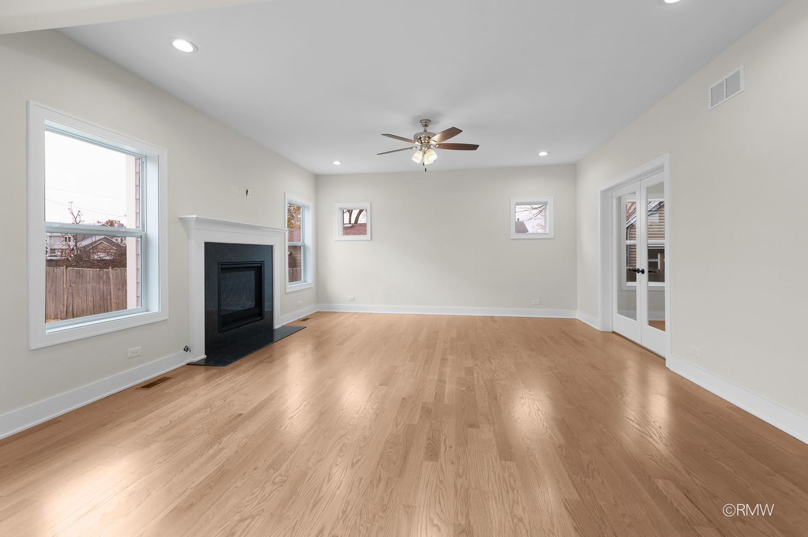 25W275 Doris Avenue, Carol Stream, IL 60188