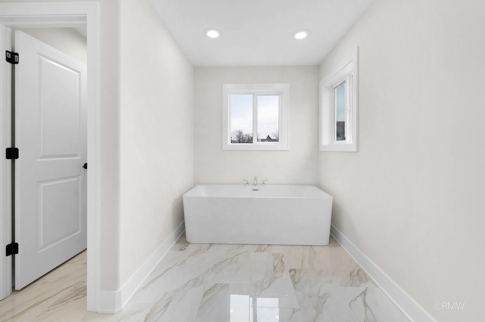 25W275 Doris Avenue, Carol Stream, IL 60188