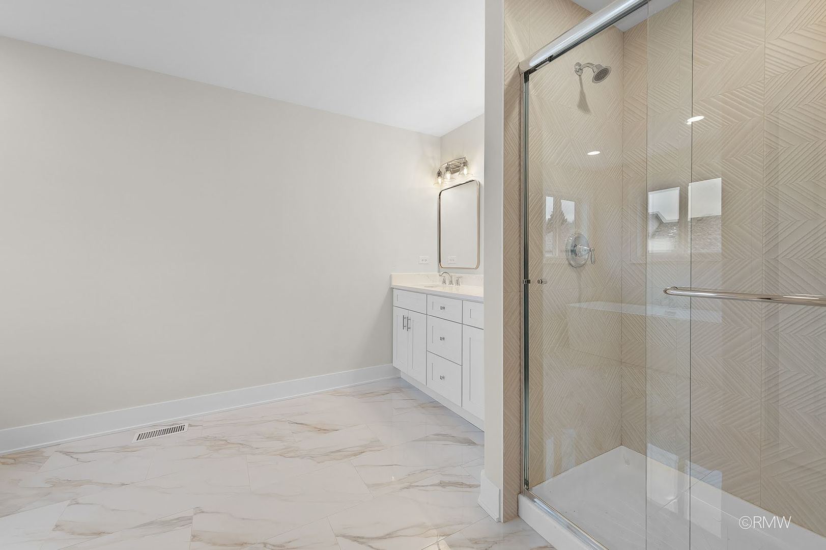 25W275 Doris Avenue, Carol Stream, IL 60188