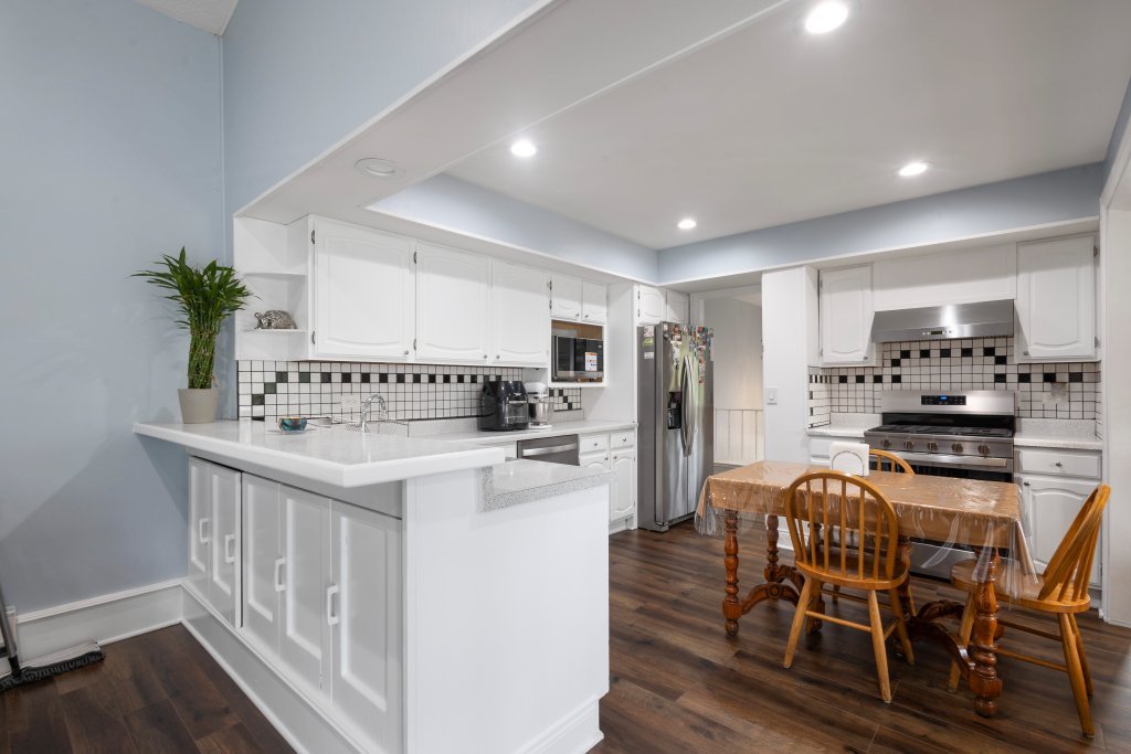 2004 E Parkview Circle, Hoffman Estates, IL 60169