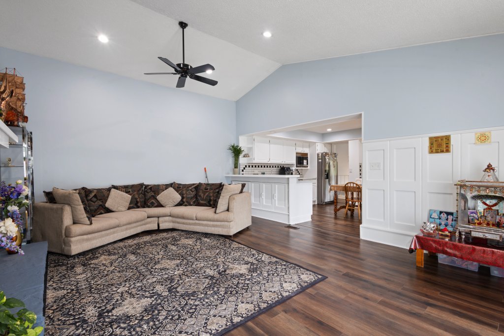 2004 E Parkview Circle, Hoffman Estates, IL 60169