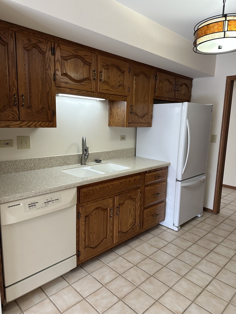 12 Queens Court, Westchester, IL 60154