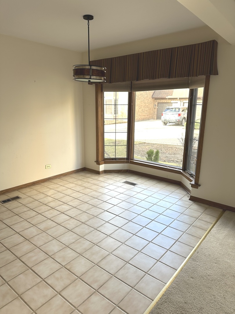 12 Queens Court, Westchester, IL 60154