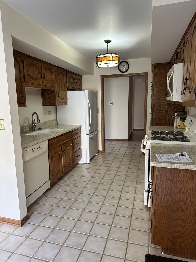 12 Queens Court, Westchester, IL 60154