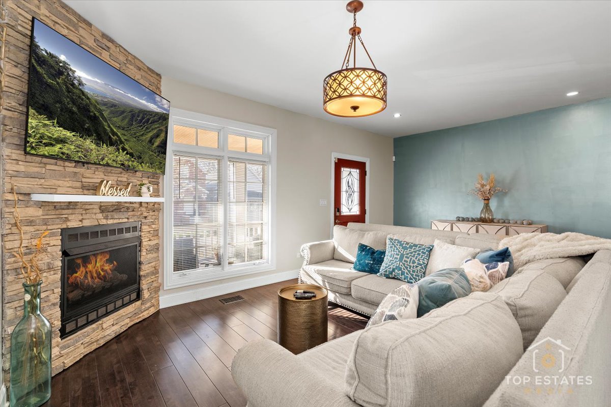 2042 Grove Street, Blue Island, IL 60406