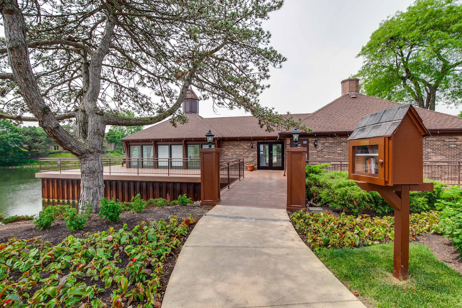 9 The Court of Lagoon View, Northbrook, IL 60062