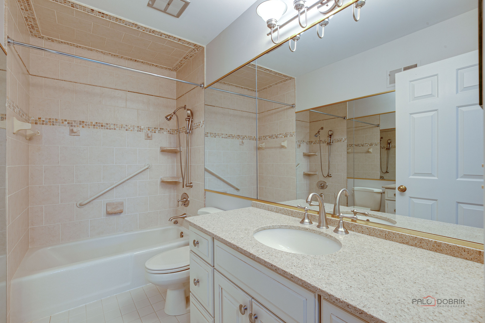 9 The Court of Lagoon View, Northbrook, IL 60062