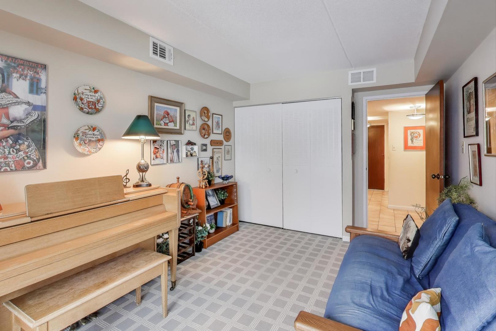 512 Redondo Drive #107, Downers Grove, IL 60516