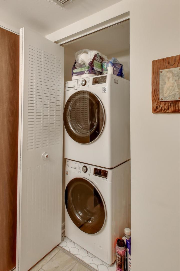 512 Redondo Drive #107, Downers Grove, IL 60516