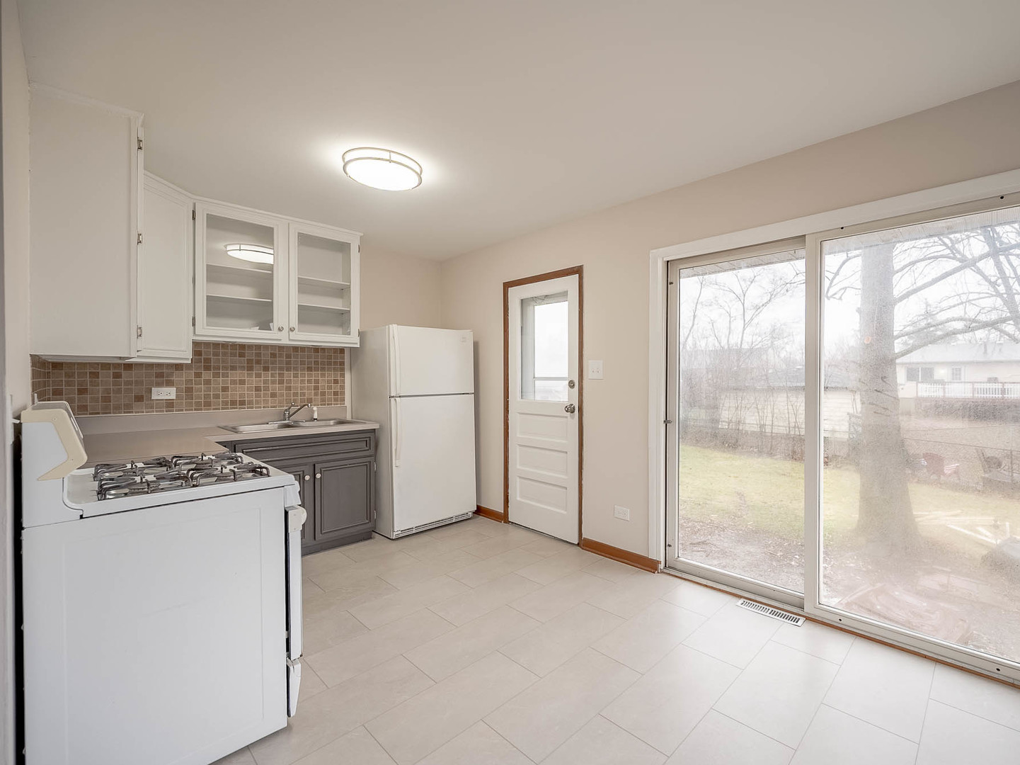 37 N Cedar Lane, Glenwood, IL 60425