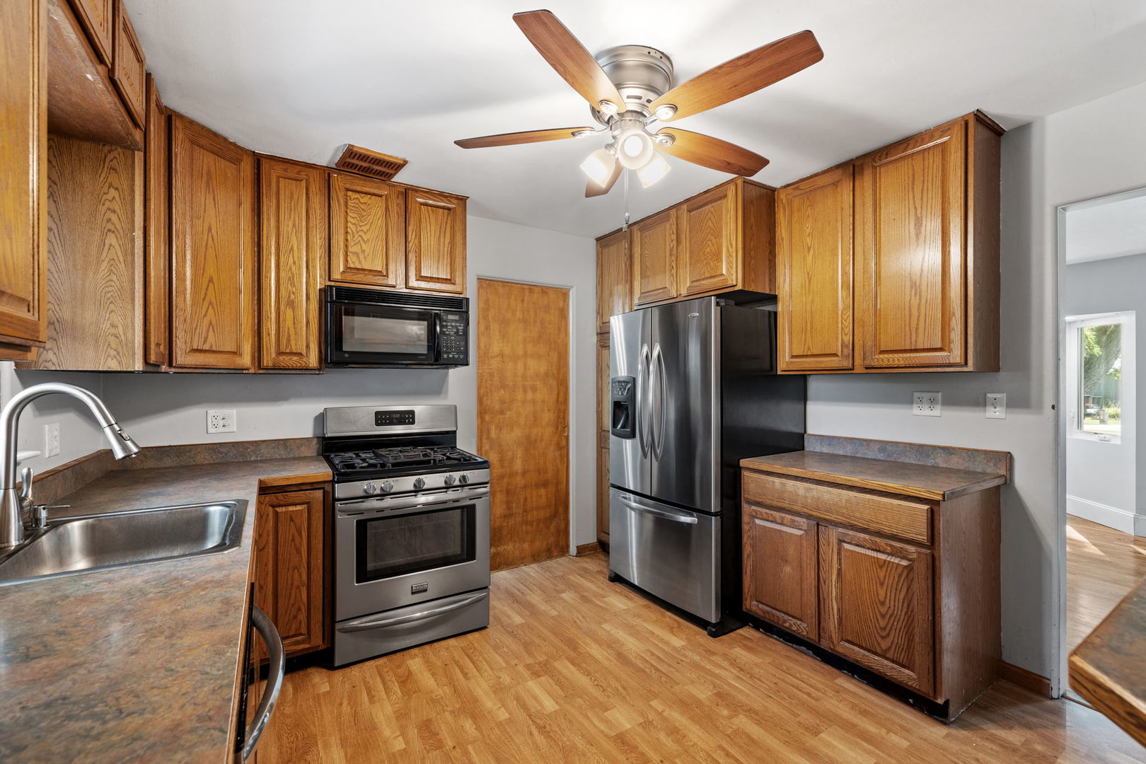 28w556 Forestview Avenue, Warrenville, IL 60555