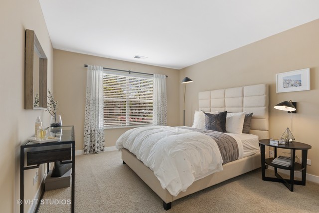 59 Kensington Circle #101, Wheaton, IL 60189