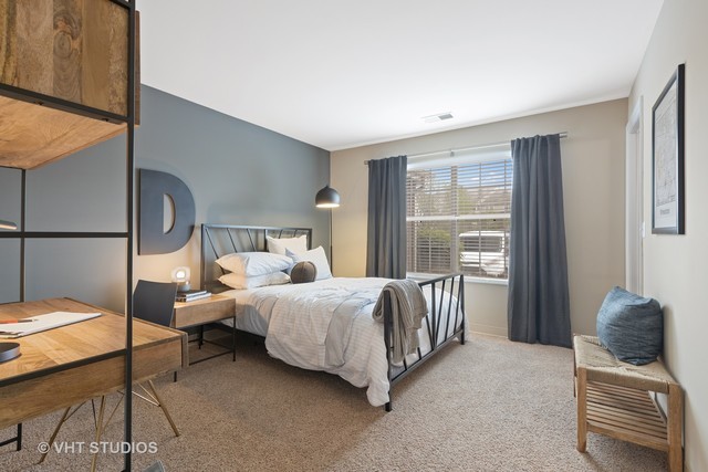 59 Kensington Circle #101, Wheaton, IL 60189