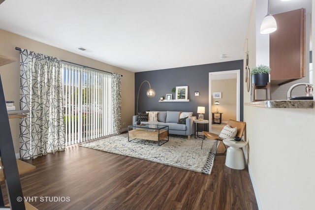 45 Kensington Circle #105, Wheaton, IL 60189