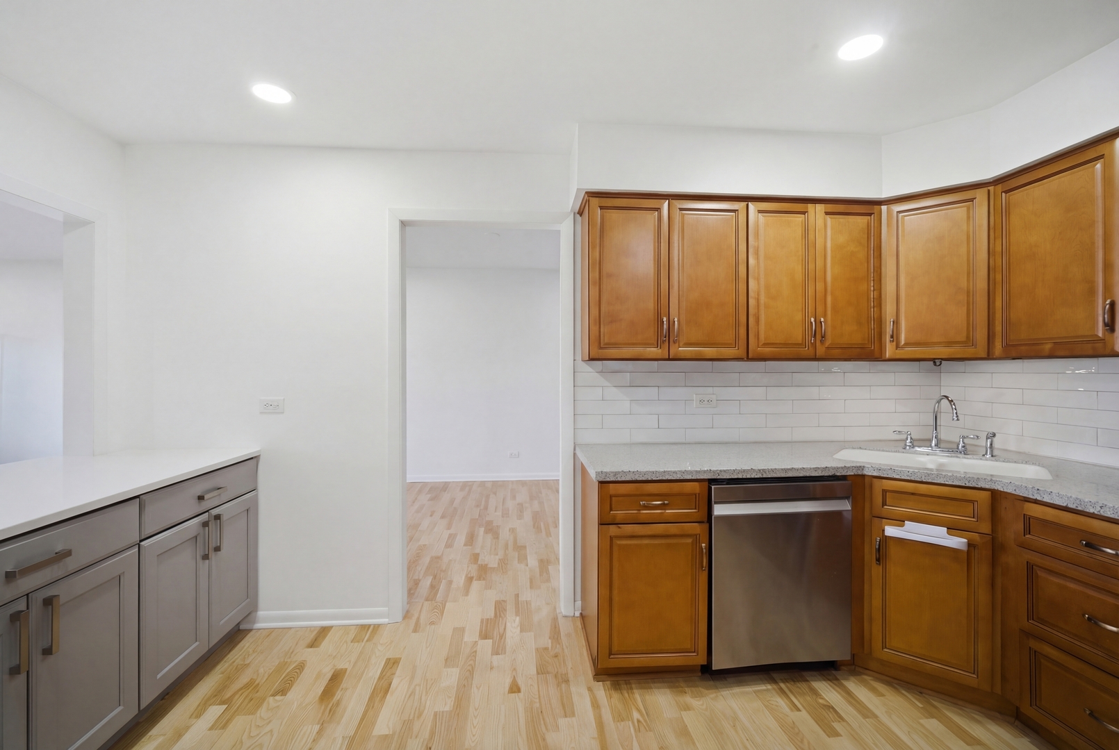 301 Lake Hinsdale Drive #311, Willowbrook, IL 60527