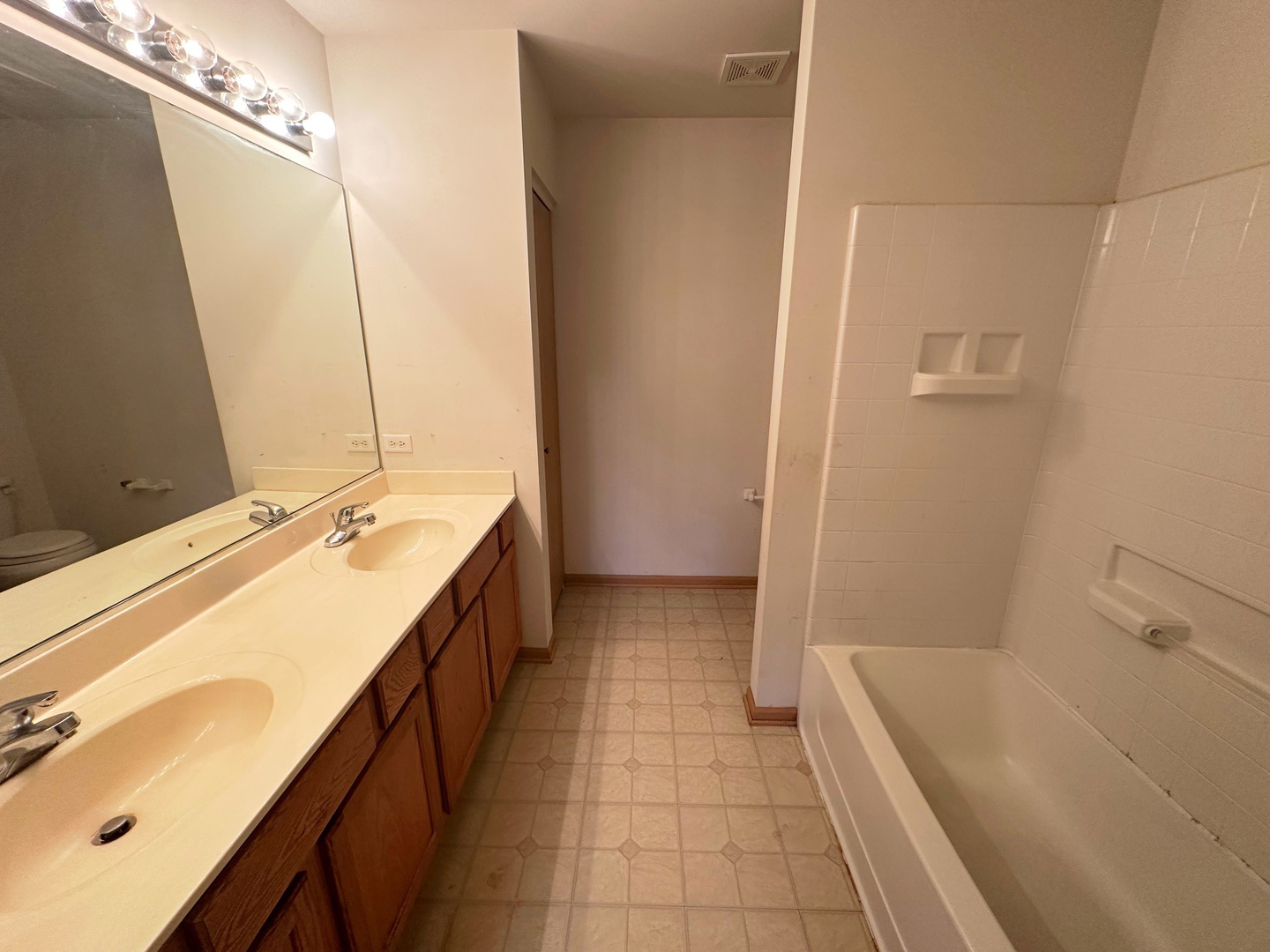 Round Lake, IL 60073