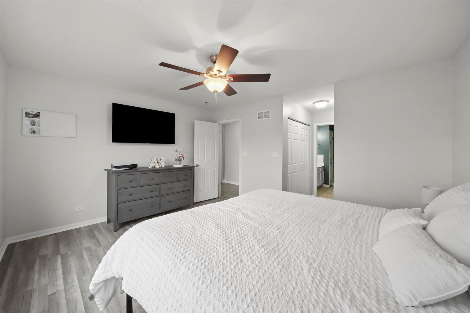 1458 Deer Pointe Drive, South Elgin, IL 60177