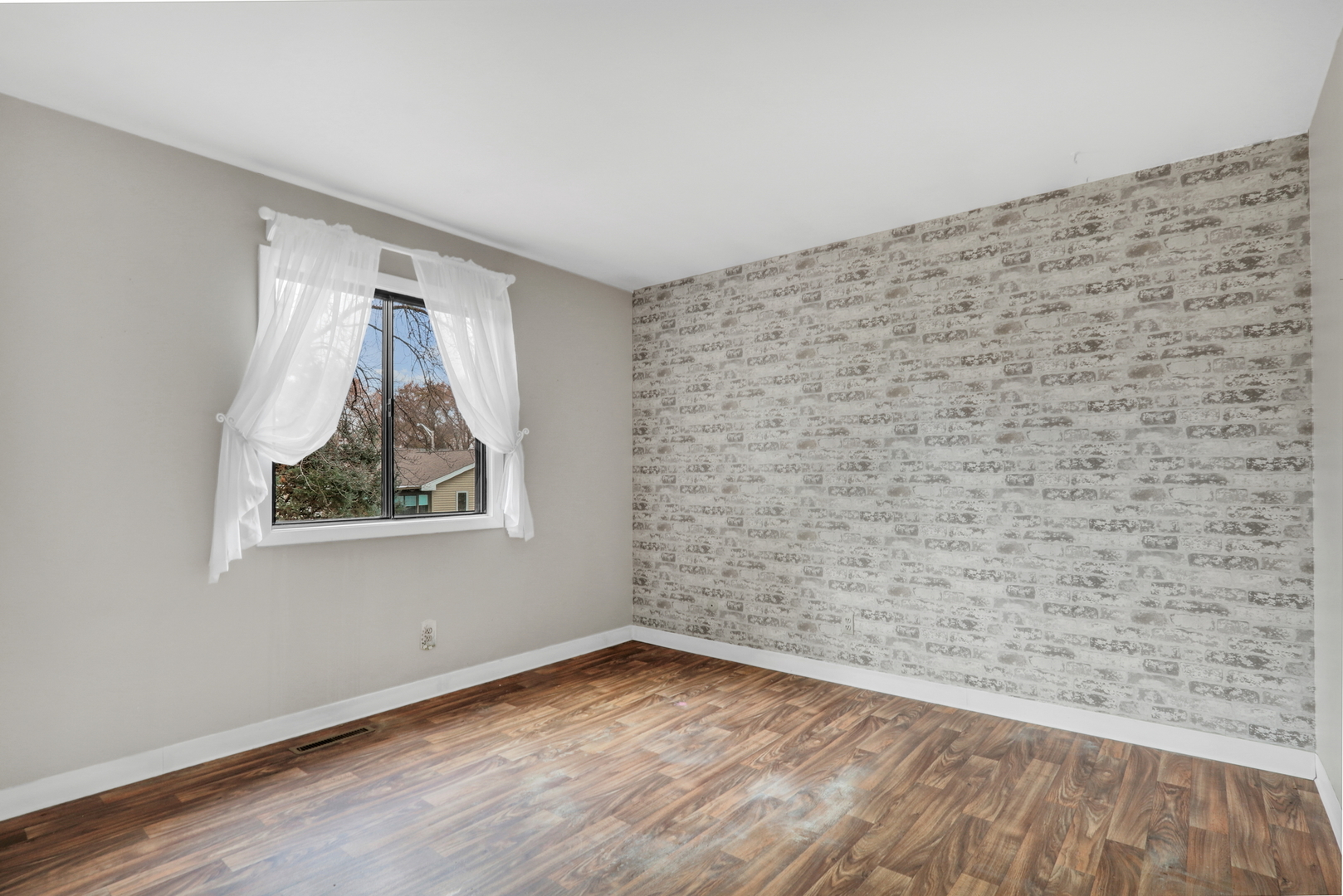 5002 W Dartmoor Drive, McHenry, IL 60050