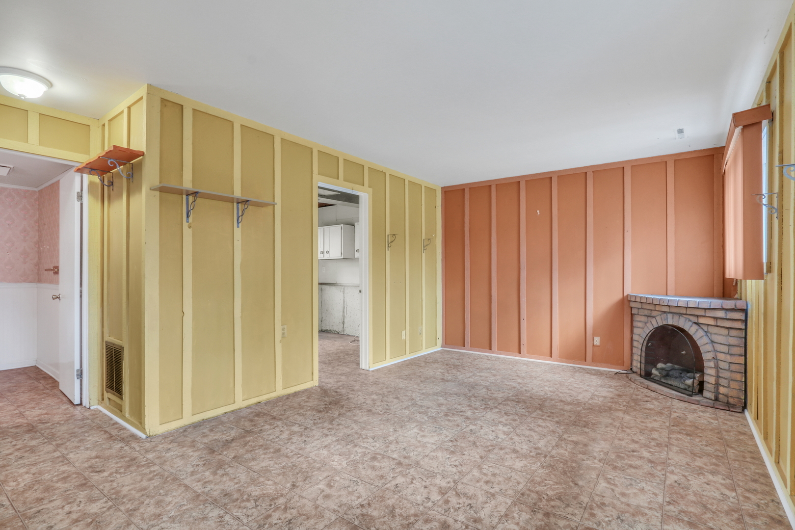 5002 W Dartmoor Drive, McHenry, IL 60050