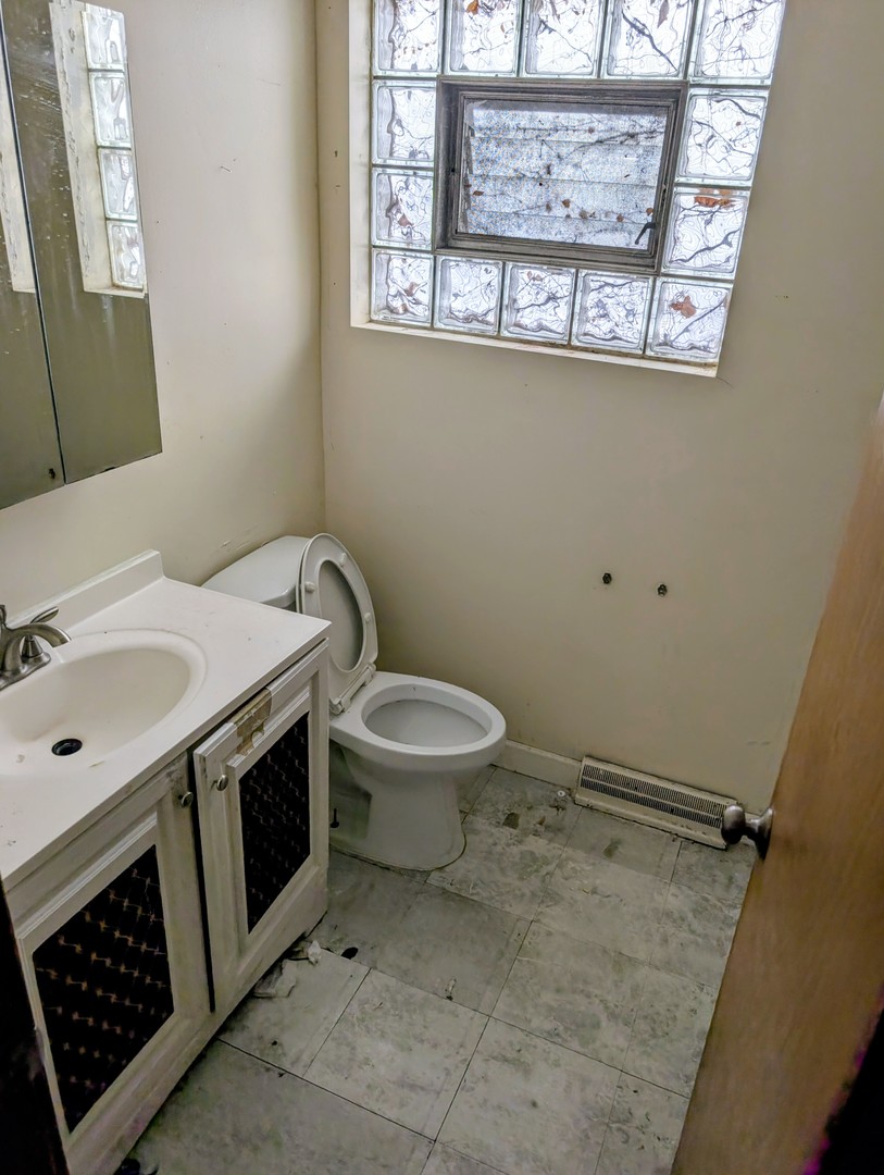 7935 S East End Avenue, Chicago, IL 60617