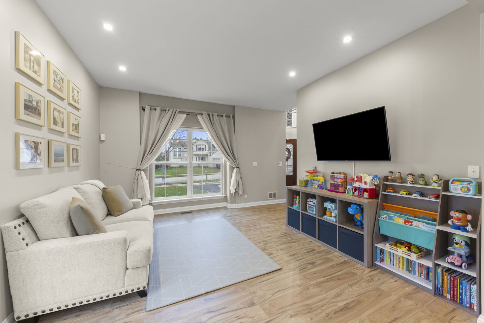 241 Cummings Drive, Bartlett, IL 60103