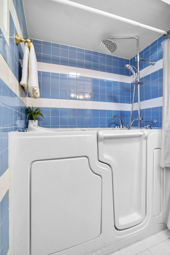 6135 W 63rd Place, Chicago, IL 60638