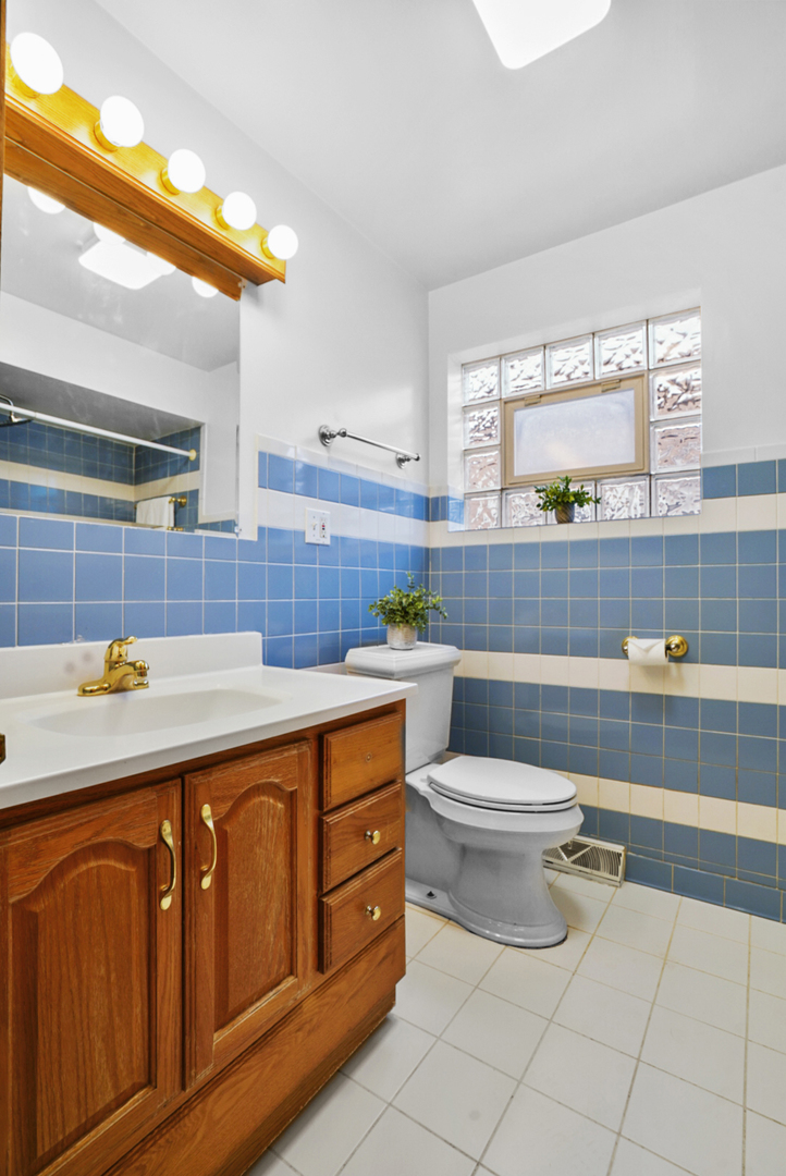 6135 W 63rd Place, Chicago, IL 60638