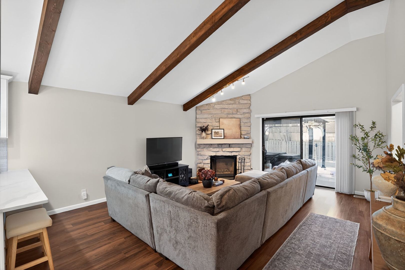 154 Abbeywood Circle, Streamwood, IL 60107