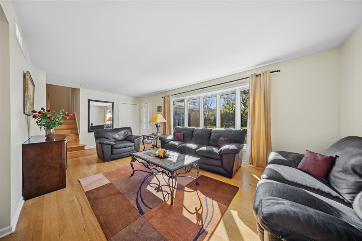 1614 Holly Avenue, Darien, IL 60561