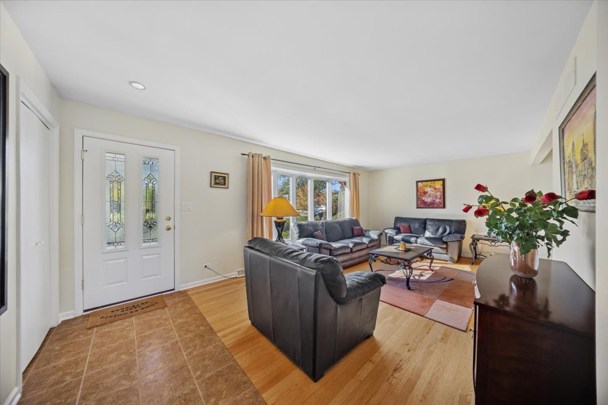 1614 Holly Avenue, Darien, IL 60561