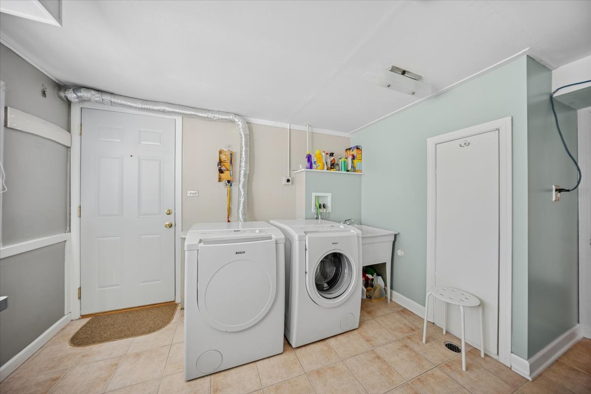 1614 Holly Avenue, Darien, IL 60561