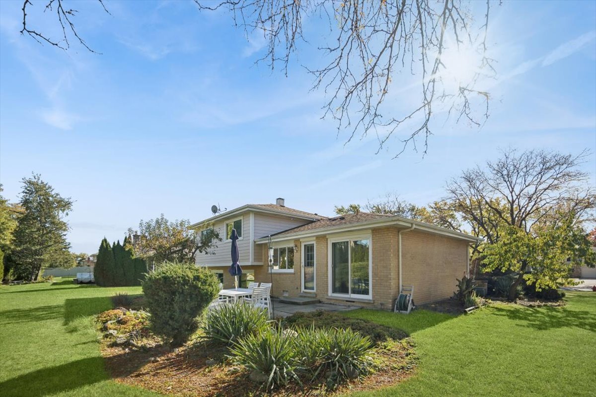 1614 Holly Avenue, Darien, IL 60561