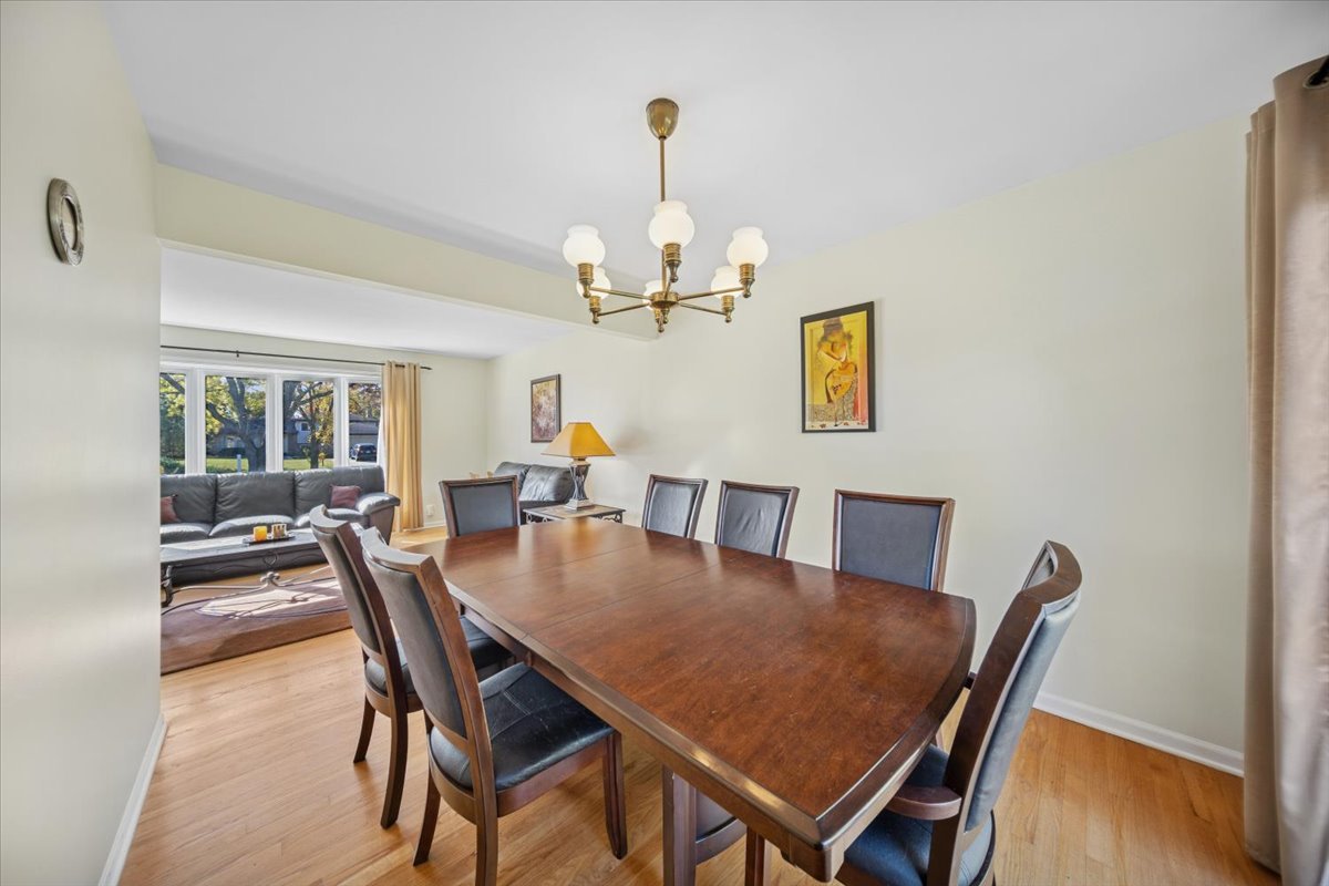 1614 Holly Avenue, Darien, IL 60561