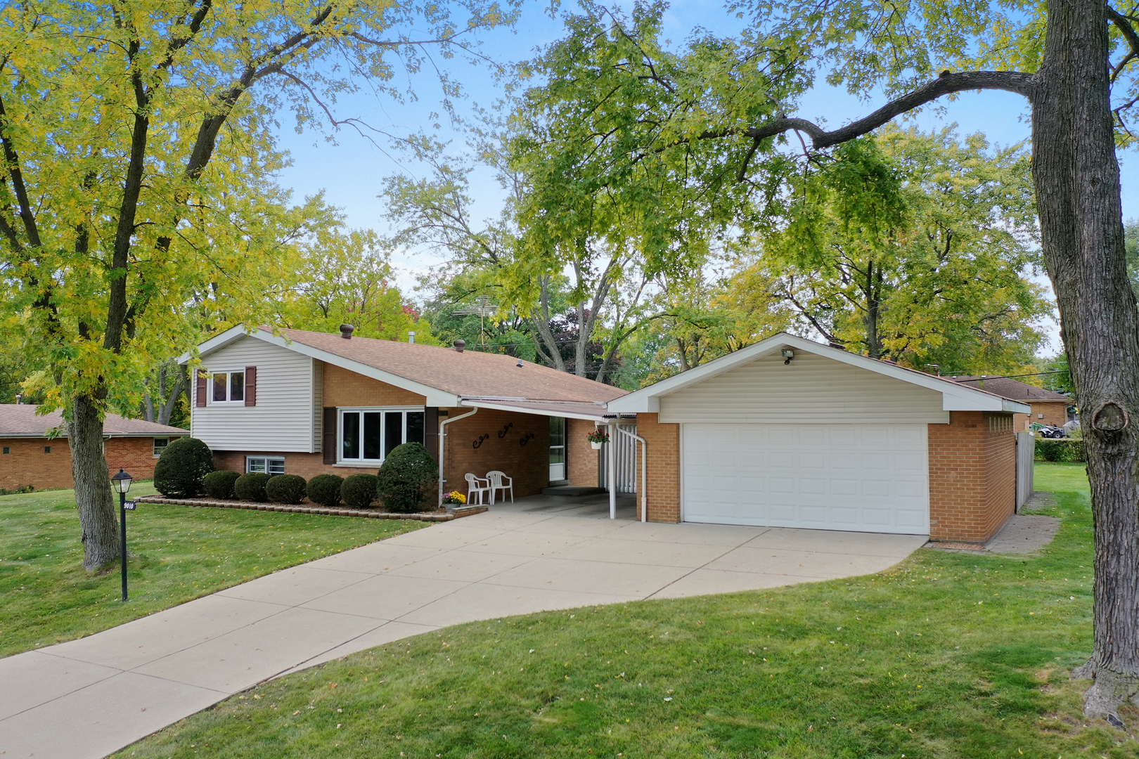 9010 S 84th Avenue, Hickory Hills, IL 60457