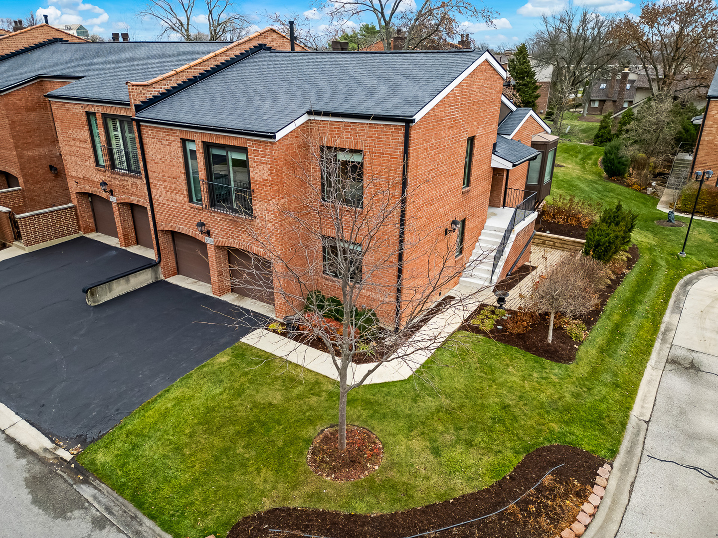 2S719 Williamsburg Court, Oak Brook, IL 60523