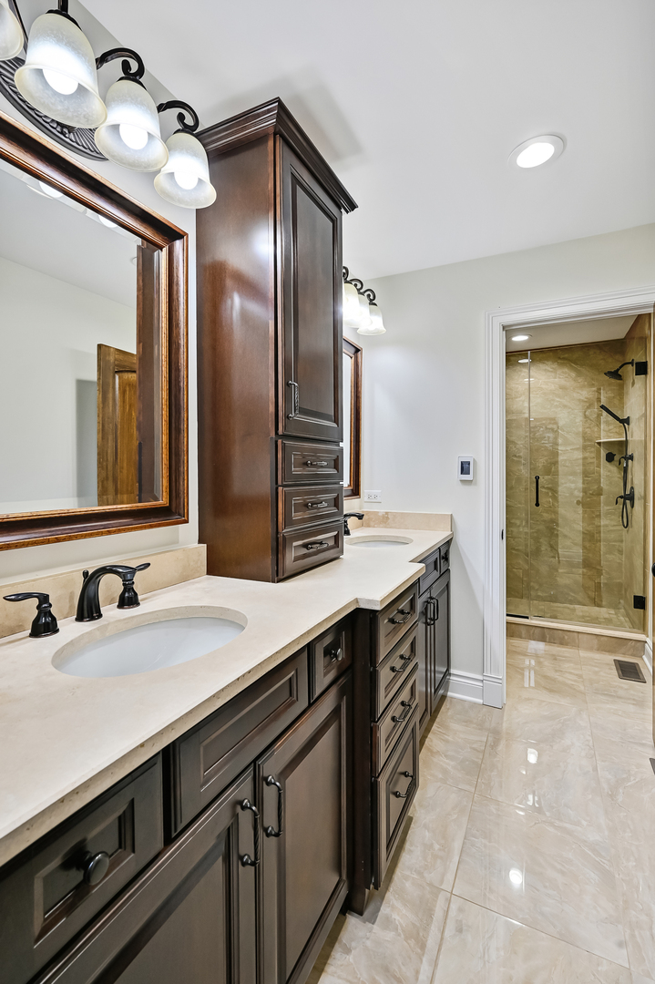2S719 Williamsburg Court, Oak Brook, IL 60523