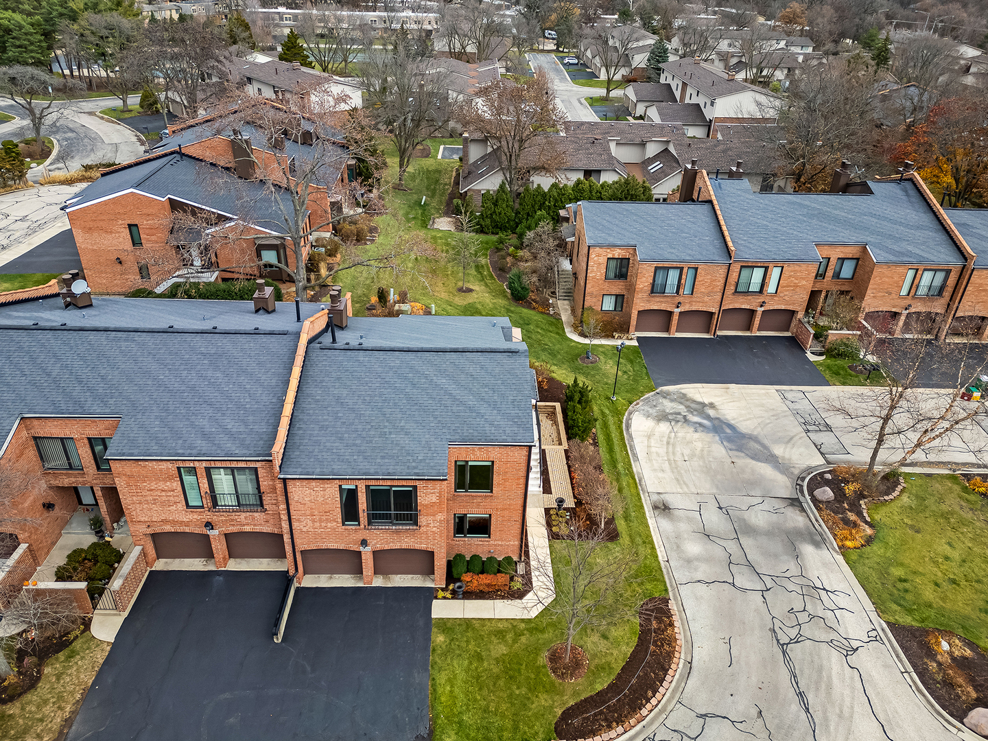 2S719 Williamsburg Court, Oak Brook, IL 60523