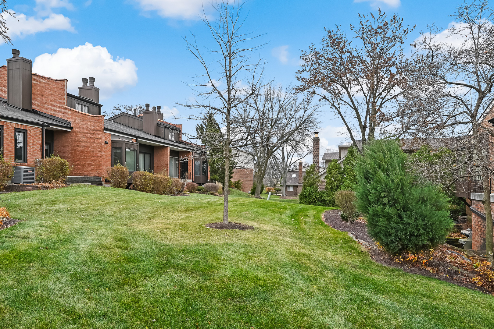 2S719 Williamsburg Court, Oak Brook, IL 60523