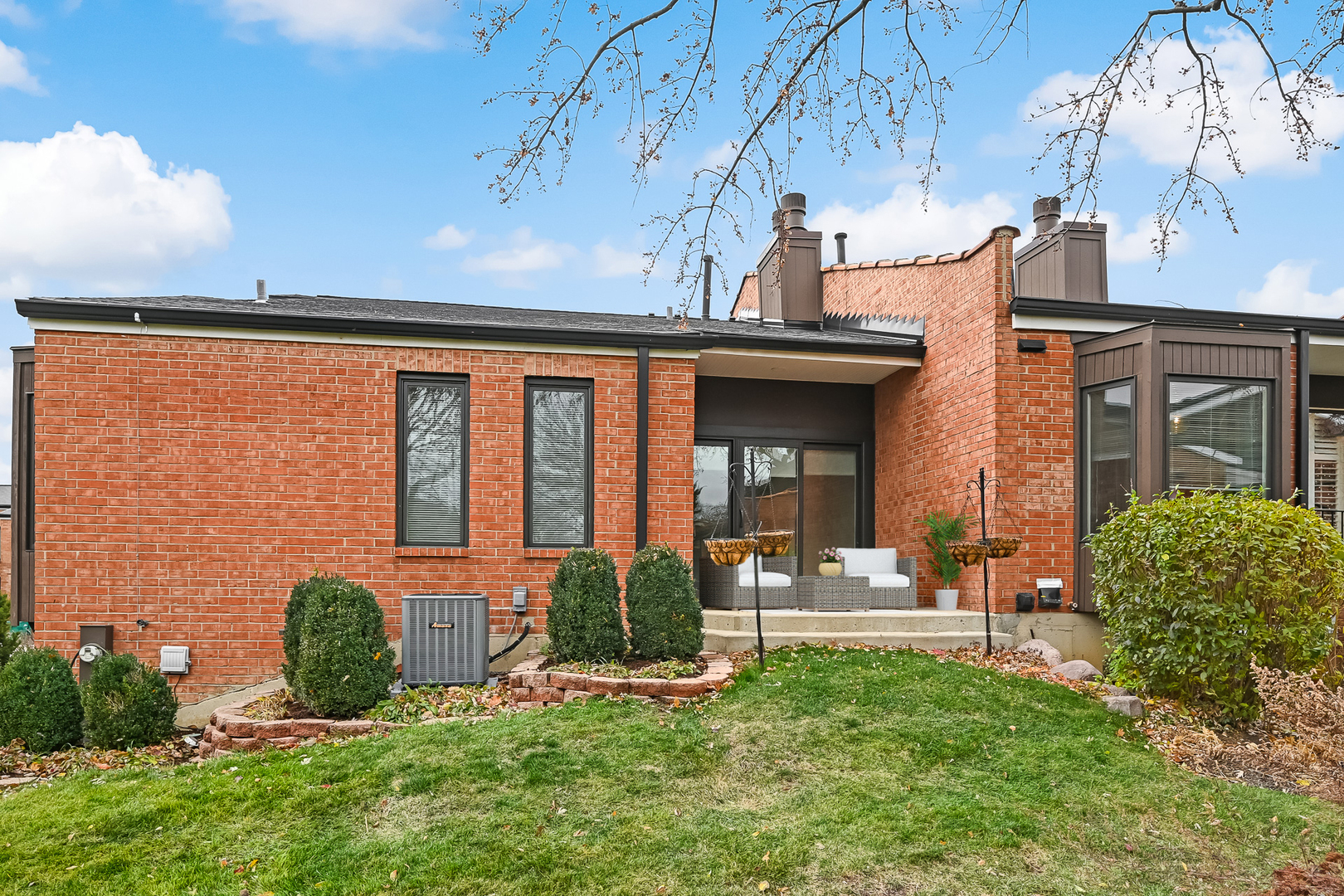 2S719 Williamsburg Court, Oak Brook, IL 60523