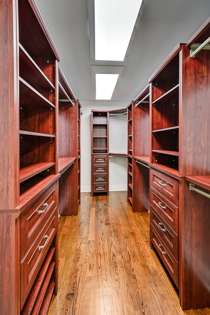 2S719 Williamsburg Court, Oak Brook, IL 60523