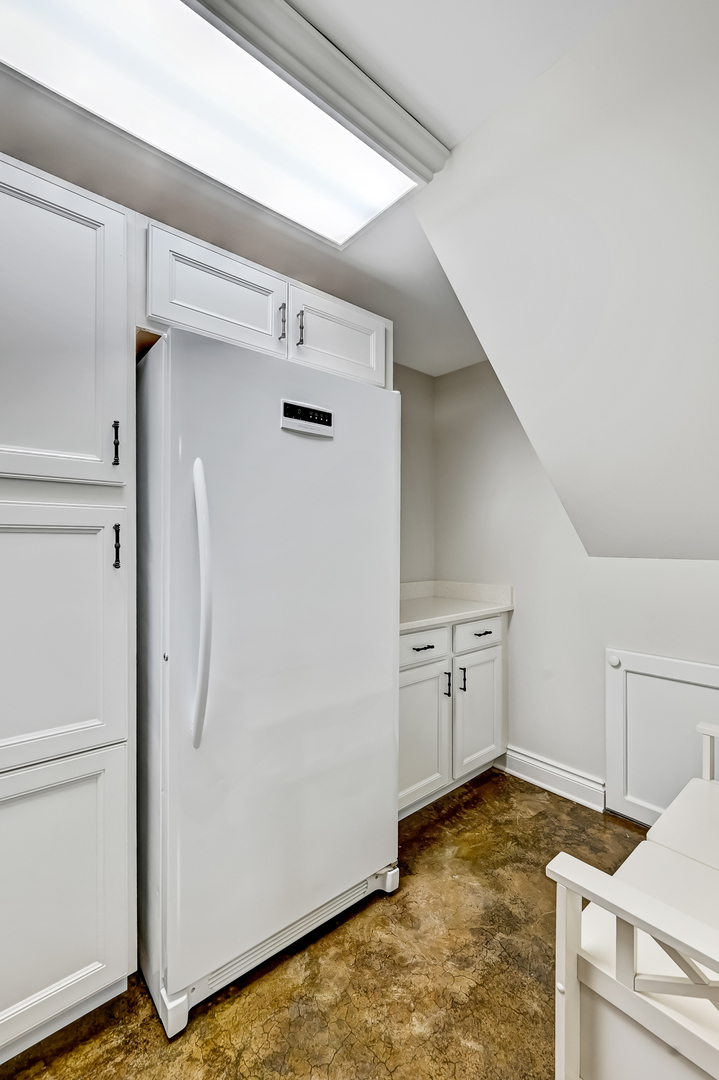 2S719 Williamsburg Court, Oak Brook, IL 60523