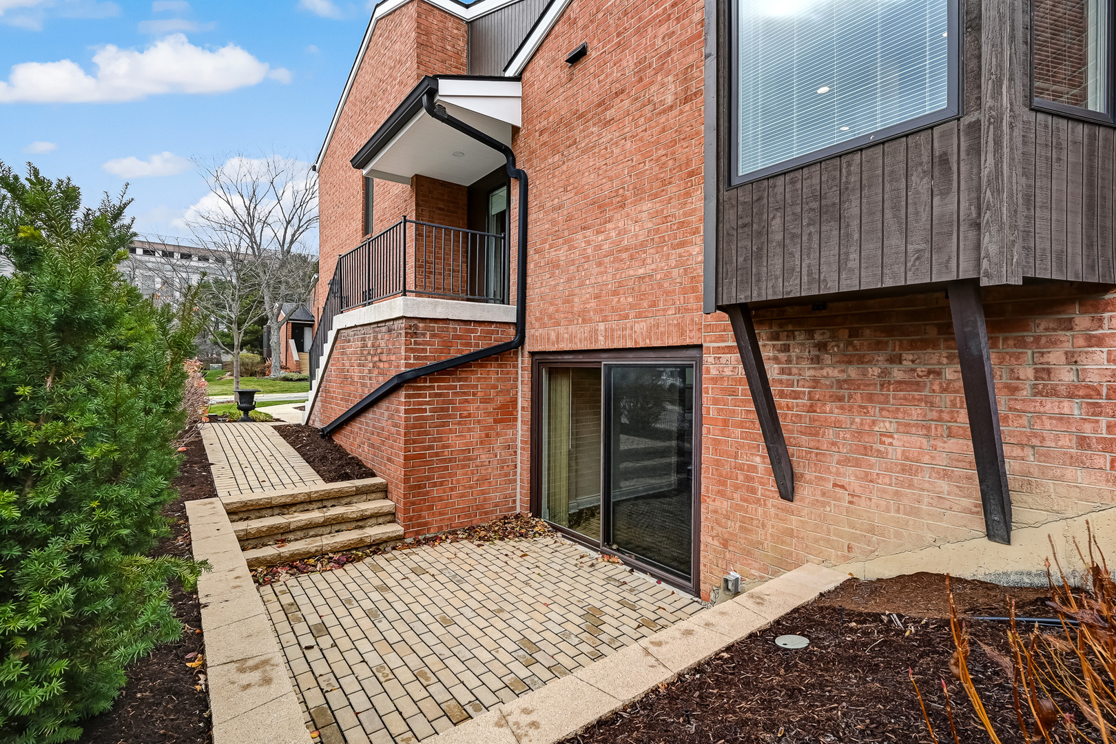 2S719 Williamsburg Court, Oak Brook, IL 60523