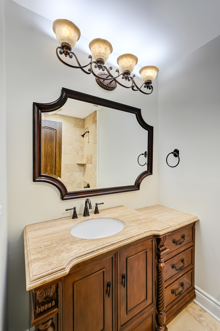 2S719 Williamsburg Court, Oak Brook, IL 60523